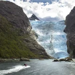 Todo incluido: comodidad en medio de la aventura La expedición al Fiordo de las Montañas incluye: ● Alojamiento previo o posterior en Puerto Natales ● Traslados terrestres desde/hacia el punto de embarque ● Navegación y pensión completa durante los dos días de expedición ● Guías especializados Fecha especial para Fiestas Patrias Una de las fechas destacadas es la salida especial del 18 de septiembre, ideal para quienes buscan celebrar Fiestas Patrias en contacto con la naturaleza, en el Parque Nacional Kawesqar