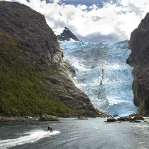 Todo incluido: comodidad en medio de la aventura La expedición al Fiordo de las Montañas incluye: ● Alojamiento previo o posterior en Puerto Natales ● Traslados terrestres desde/hacia el punto de embarque ● Navegación y pensión completa durante los dos días de expedición ● Guías especializados Fecha especial para Fiestas Patrias Una de las fechas destacadas es la salida especial del 18 de septiembre, ideal para quienes buscan celebrar Fiestas Patrias en contacto con la naturaleza, en el Parque Nacional Kawesqar