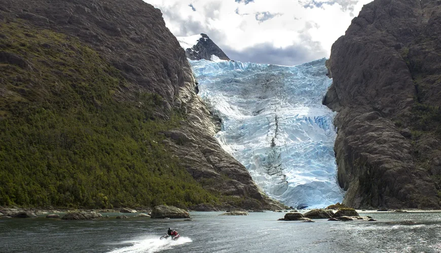 Todo incluido: comodidad en medio de la aventura La expedición al Fiordo de las Montañas incluye: ● Alojamiento previo o posterior en Puerto Natales ● Traslados terrestres desde/hacia el punto de embarque ● Navegación y pensión completa durante los dos días de expedición ● Guías especializados Fecha especial para Fiestas Patrias Una de las fechas destacadas es la salida especial del 18 de septiembre, ideal para quienes buscan celebrar Fiestas Patrias en contacto con la naturaleza, en el Parque Nacional Kawesqar